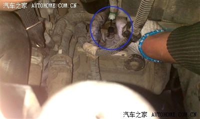 加完变速箱油 准备加凝胶,这个是加油口