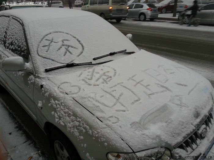 下雪啦下雪啦,汽车上来了一群小画家