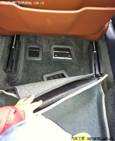 请问13款奥迪A8L拓印车架号在哪里?_奥迪A8