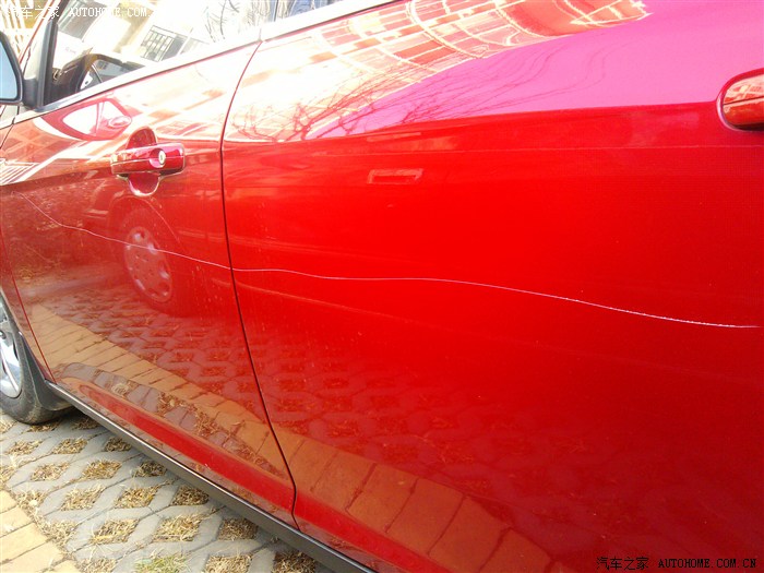 【图】车停小区,被钥匙划了长长的一道,纪念一