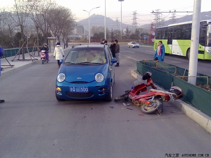 【图】急问:今早发生事故,辅路电动自行车逆行