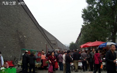 小南门内,城墙根,生活味很浓