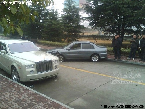 【图】天价车祸:南京禄口机场一辆无牌劳斯莱