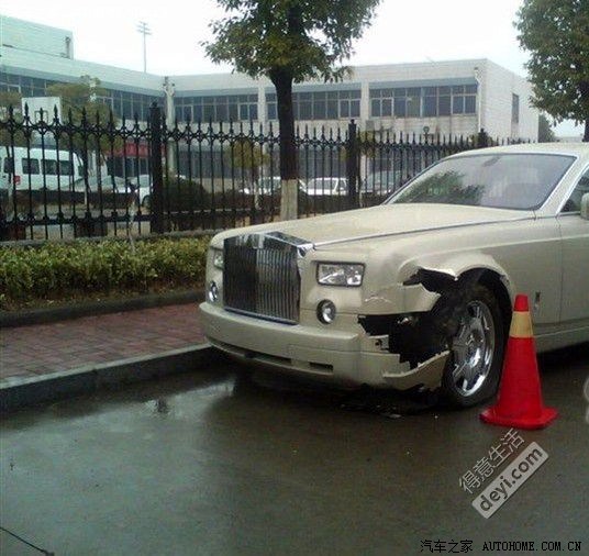 【图】菱悦车撞上劳斯莱斯幻影限量版 小伙面