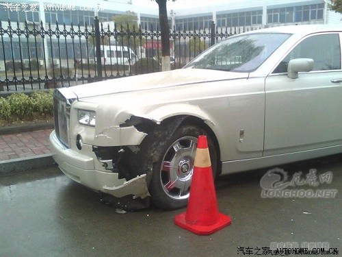 【图】天价车祸:南京禄口机场一辆无牌劳斯莱