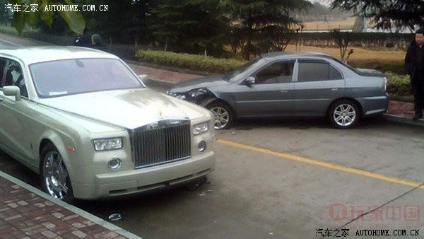 【图】东南菱悦撞劳斯莱斯 豪车和卡车也应该