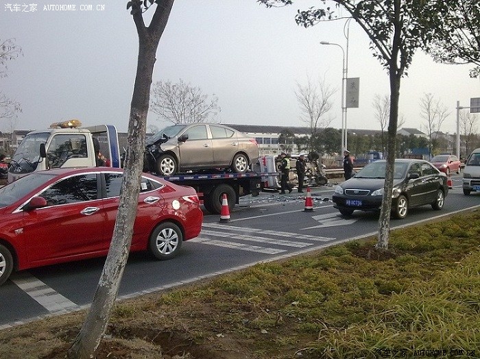 【图】2月17日07点江阴芙蓉大道面包车逆行与