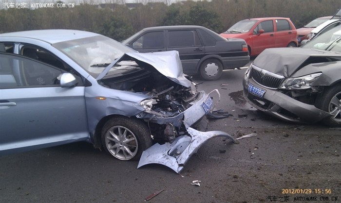 惊心动魄三十秒:骑摩托耍帅追尾轿车