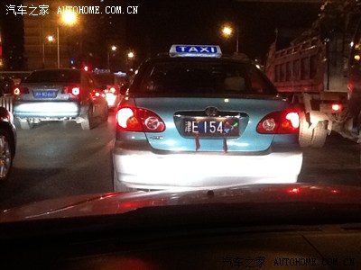 经常看到出租车一到晚上就停道边上遮挡号牌……太可耻了