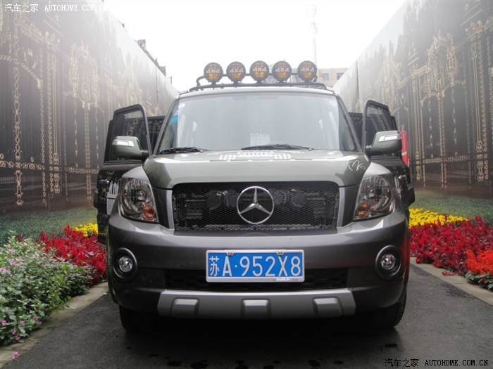 兄弟们速度围观2012年新款奔驰,车型不详