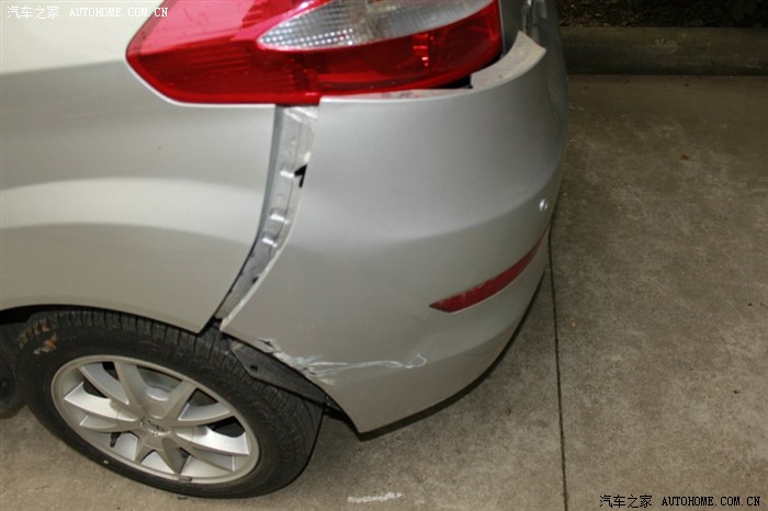 【图】小区内停车被撞 肇事车辆逃逸 求人肉_