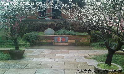 月迁葬于超山报慈寺西侧山麓,现缶庐山庄东头,墓坐落于宋梅亭畔.