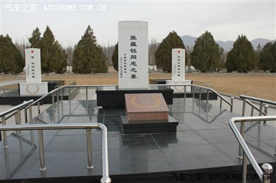 清明节前驾车参加祭扫马兰烈士陵园
