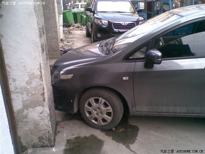 【图】车倒车车头撞墙 保险杆凹了一大片_理念