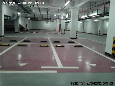 求助,停车位后面那两个橡胶块准确来说叫什么