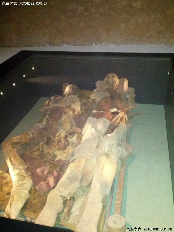 禁止拍照,偷照。吐鲁番楼兰干尸。人的骨头。