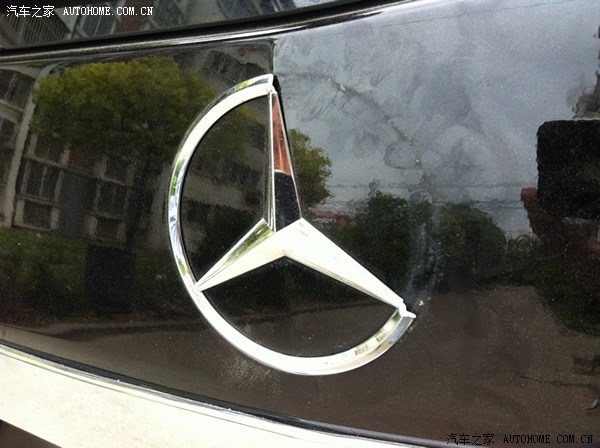 【图】中招了,车标被掰断了!_奔驰GLK论坛