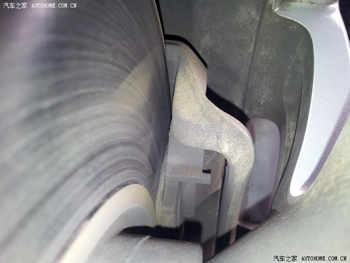 发现前轮俩刹车片薄厚磨损程度不一样,有问题