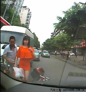 与载人电瓶车相撞-图片事故回放