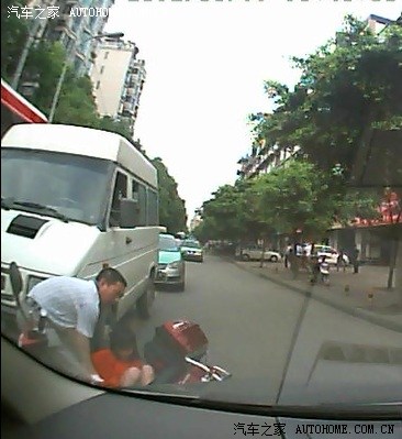 【图】与载人电瓶车相撞-图片事故回放_奇瑞A