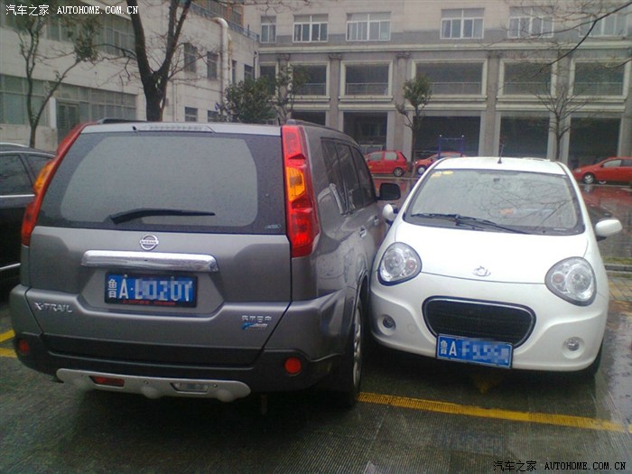 我家熊猫在车位惨被被刮擦~