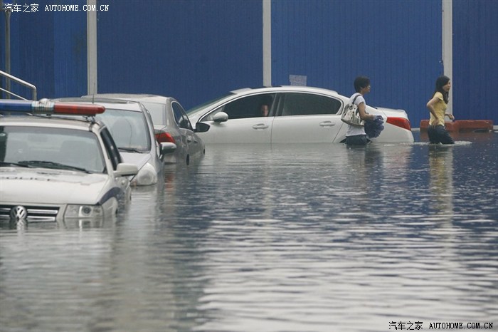 【图】5月29日武汉下大雨,道路积水严重,一辆