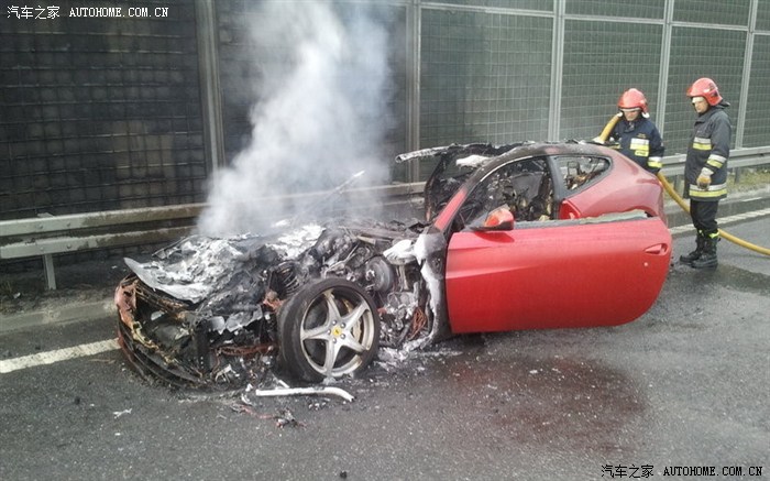 法拉利FF又在波兰高速公路发生火烧车事件_法