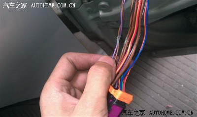 超过限 - 间歇 - 故障指示灯点亮 01221 -  侧面安全气囊碰撞传感器