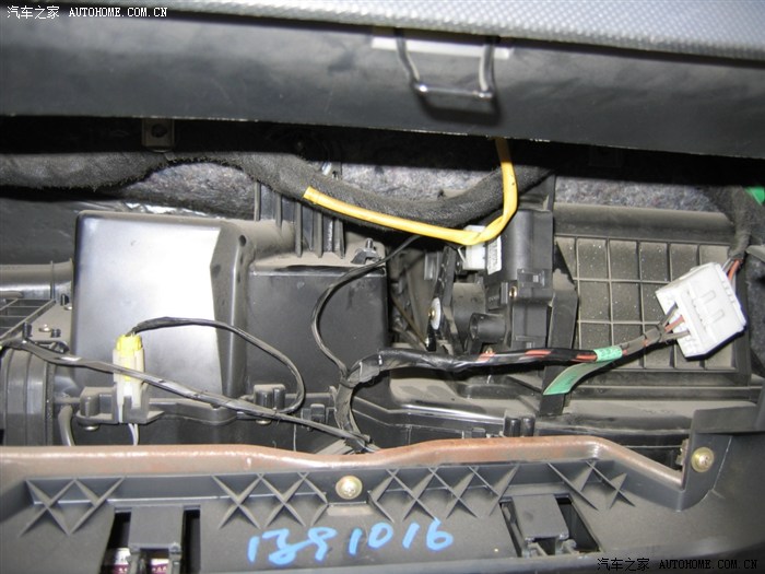 【图】请教:手套箱里哪个是空调的感温开关啊