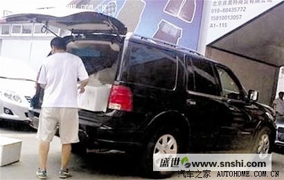 【图】北京惊现盒饭哥 开林肯SUV卖盒饭_荣威