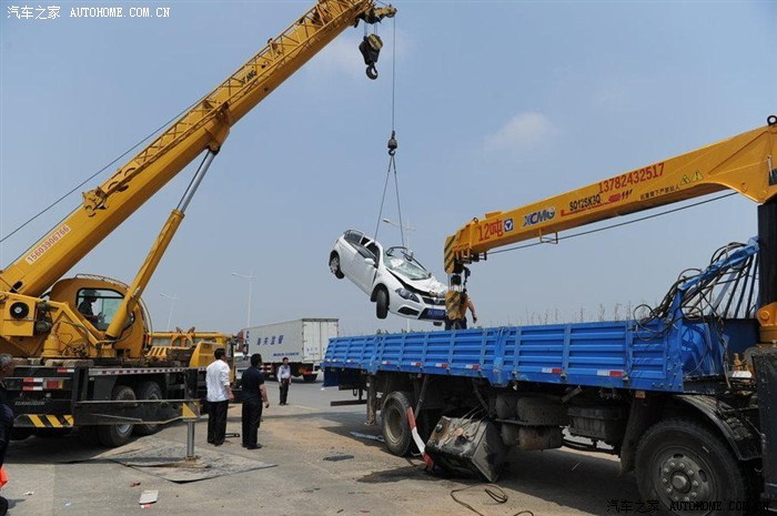 吊臂车侧翻压扁中华轿车 一家三口奇迹生还