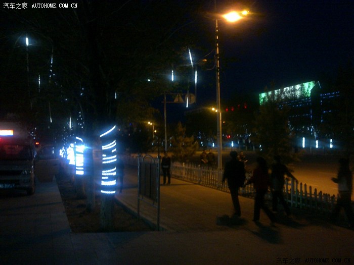 夜晚,宾馆门口的路边景色