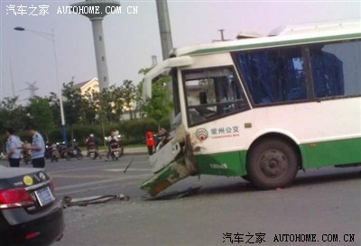 江苏常州十字路口发生惨烈车祸:公交车与帝豪相撞造成