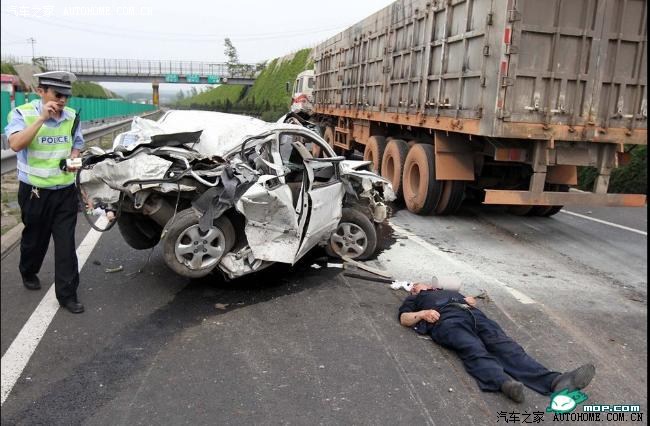 【图】丰田威驰轿车与货车相撞成麻花 国务院