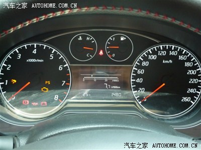 骐达的仪表盘指针是白色还是红色?另,对骐达异响求证?