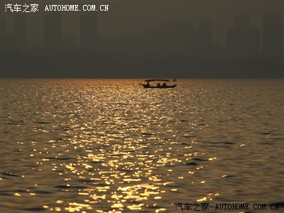 一道残阳铺水中,半江瑟瑟半江红。