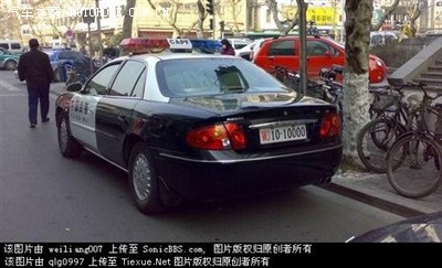 实拍到的某武警老款君威与公安轿车竟涂装成美国警车样式! 转载