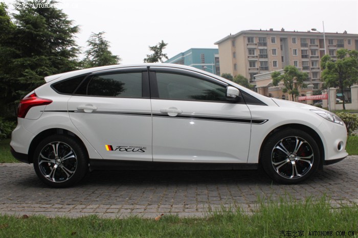 【图】2012款福克斯两厢改装轮毂轮胎作业