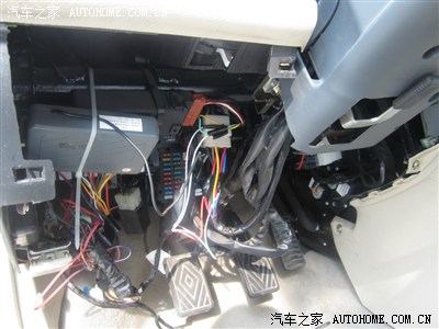 显示器的保险管在哪里?是在开关旁边吗?-led电