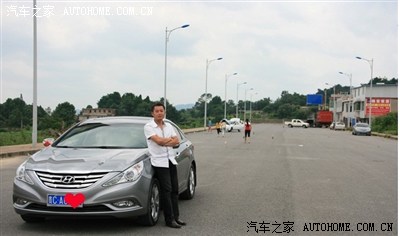 人与车合影