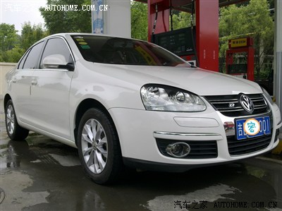 汽车同学来看看经常打蜡的白色车