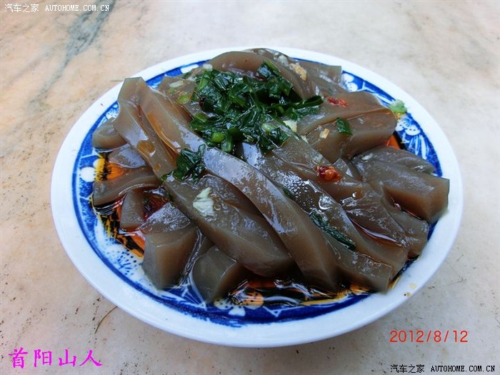 中午景区最里面 吃的 橡子凉粉 和 野菜包子