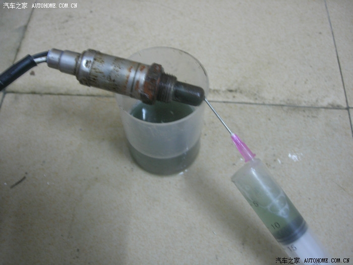其中用注射器吸取药水冲洗保护壳里面,也就关键芯子脏东西.