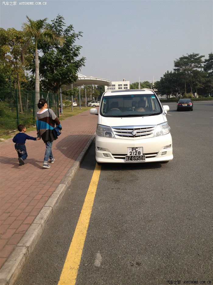 回深圳的车,丰田的保姆车.