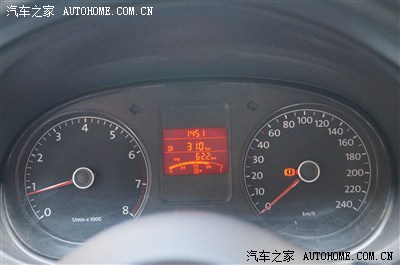 如题我11款new polo 1,6手动停车后拉起手刹仪表盘红色()灯亮行车时