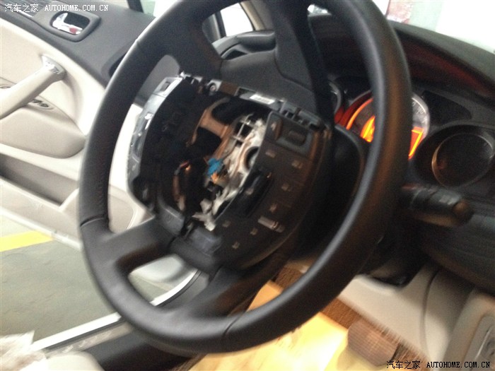 【图】整个方向盘拆了异响没了 世界清净了 直播中……(拆光海量图片)_雪铁龙C5论坛_汽车之家论坛
