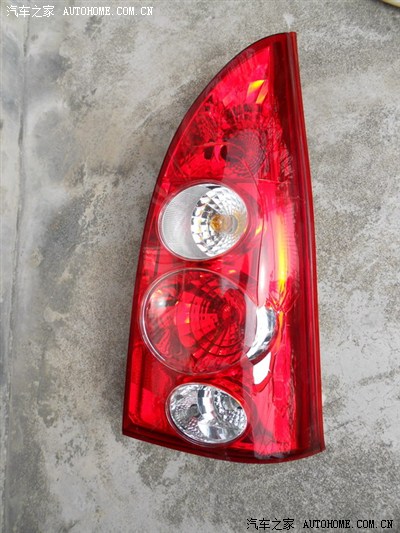 杯具啊,把右后尾灯碰破了。