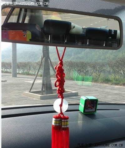 求助,车内的后视镜挂件,怎么挂上去呢