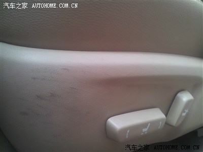 米色内饰座位下面的塑胶脏了,清洗不掉,怎么办