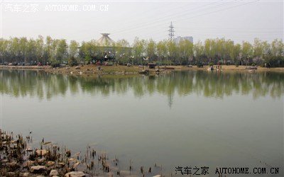 湖光秋月两相和,潭面无风镜未磨--刘禹锡公园郊